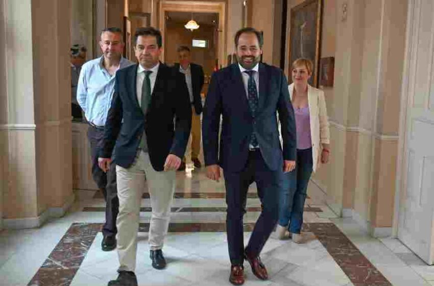  Núñez elogia la gestión de Valverde al frente de la Diputación de Ciudad Real en una visita institucional al Palacio Provincial