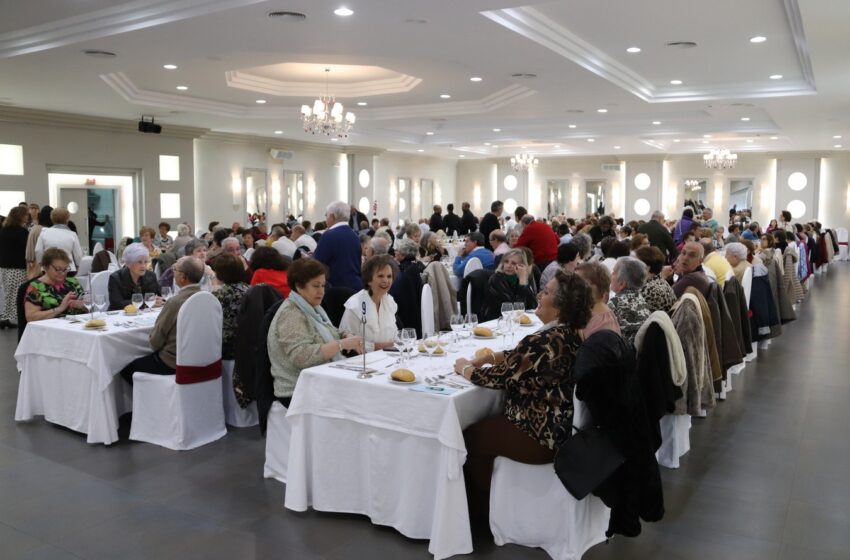  La ciudad de Manzanares muestra su solidaridad en la comida solidaria de AECC