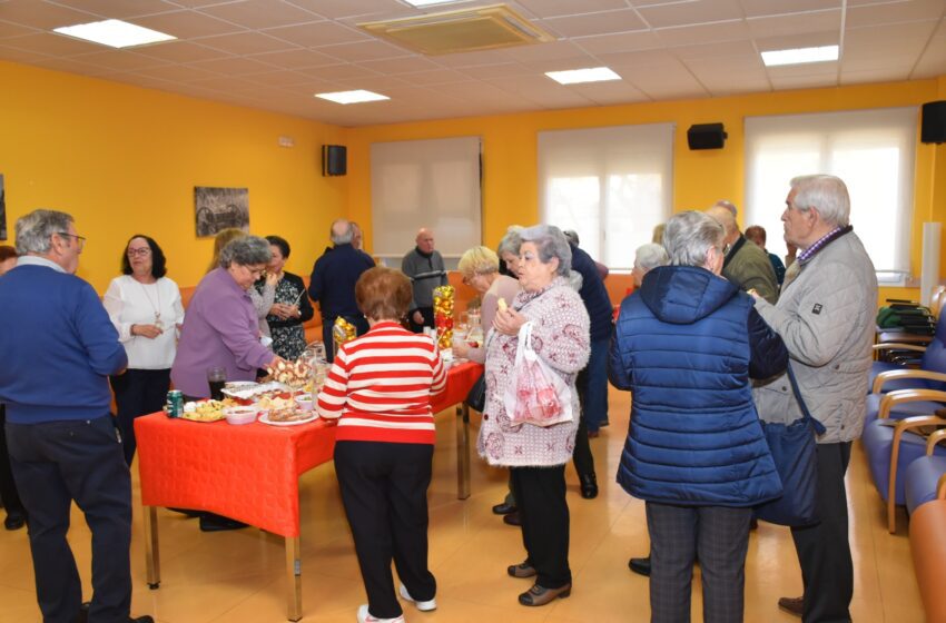 Los mayores del Centro Municipal de Mayores del Lucero degustan sus dulces navideños