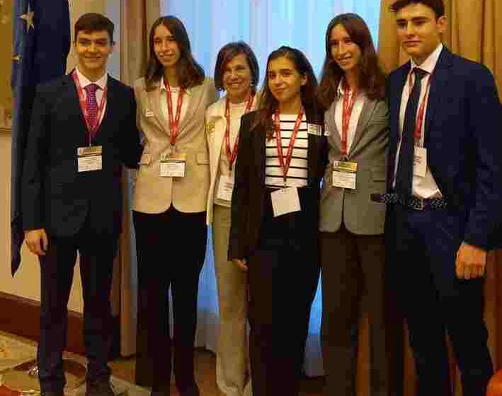  Tres alumnas y un alumno del IES Bernardo de Balbuena de Valdepeñas, han participado en la  Sesión Autonómica del Modelo de Parlamento Europeo (MEP) celebrada del 25 al 27 de  Noviembre en Madrid