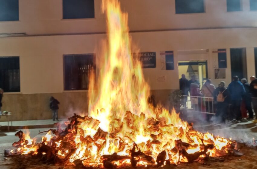  La Asociación de vecinos del Lucero de Valdepeñas celebra su tradicional hoguera de San Antón