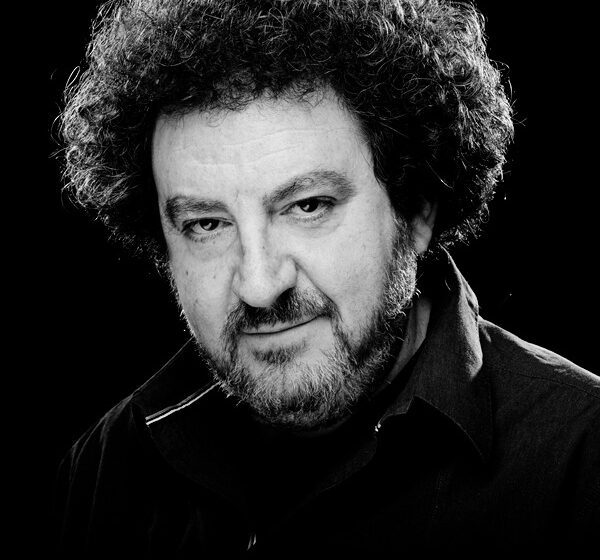  Vanessa Irla felicita al valdepeñero Juan Gómez-Cornejo, por ser premiado con la Medalla de Oro al Mérito en las Bellas Artes