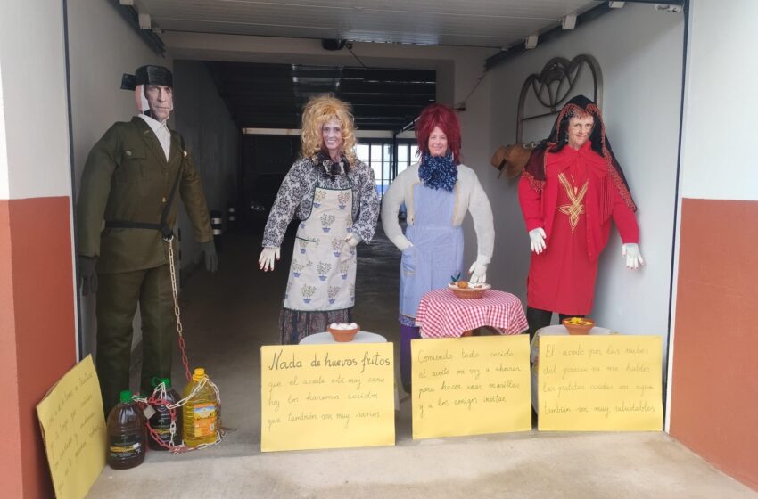  Granátula expone sus coloridos Judas durante el Jueves Lardero