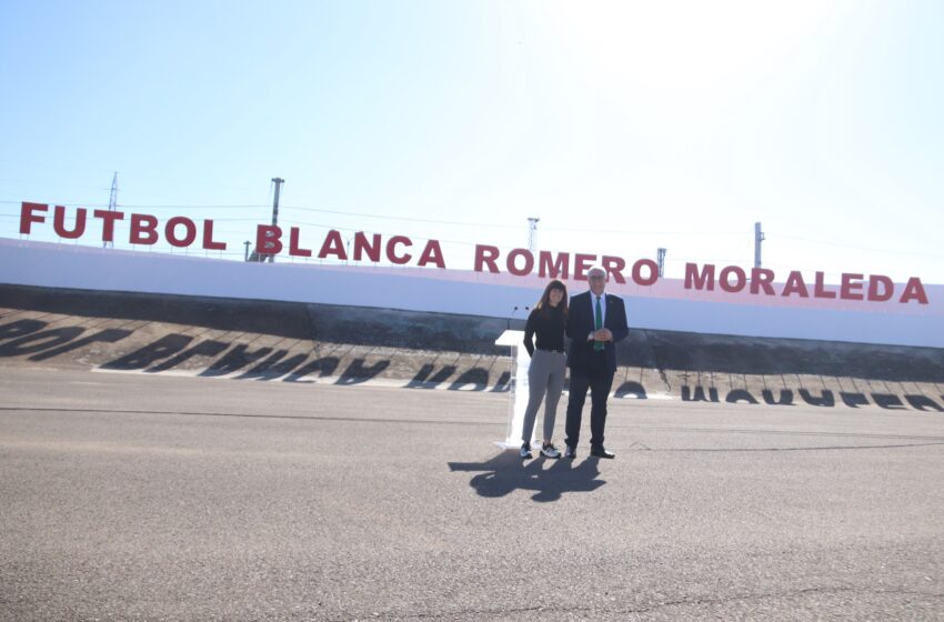  El nombre de Blanca Romero Moraleda ya luce en el campo de fútbol del polideportivo municipal