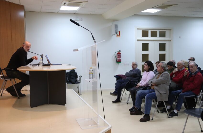  Manuel Gallego ofrece una conferencia sobre la filosofía española en la biblioteca pública de Manzanares