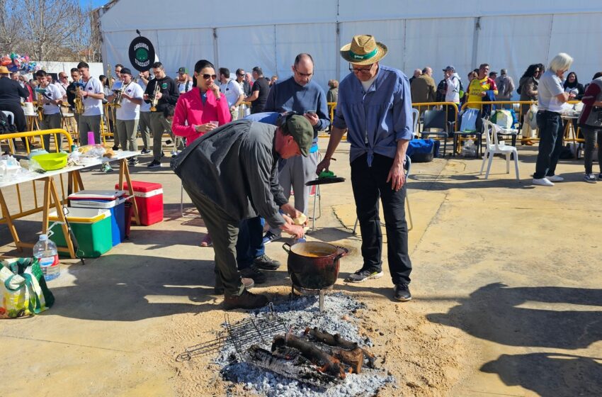  Más de cien personas participan en el IV concurso gastronómico de potaje en Manzanares.