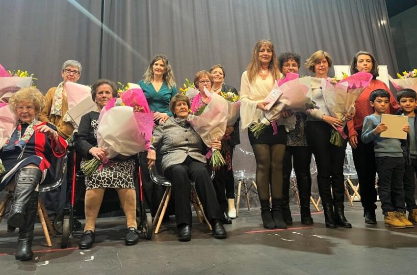  Corral de Calatrava homenajea la longevidad de 5 mujeres y a sus trabajadoras de ayuda a domicilio.