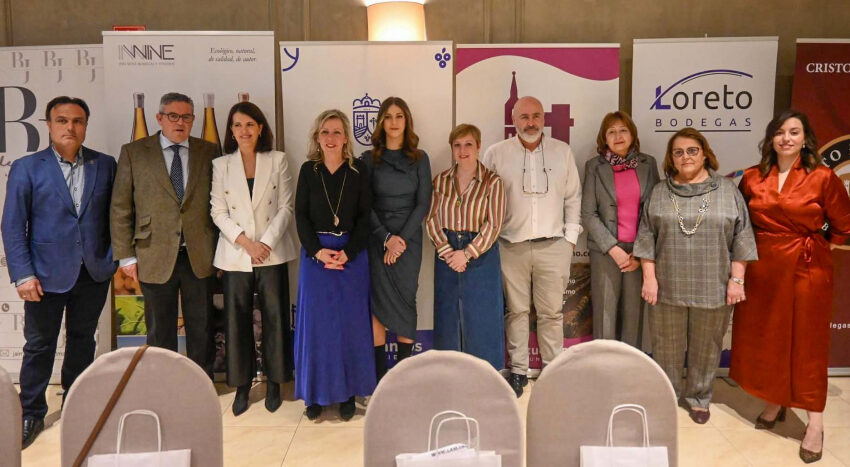  Las vicepresidentas de la Diputación apoyan al sector vinícola de la provincia en Socuéllamos
