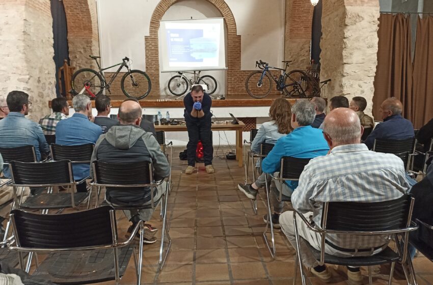  Fran Vacas imparte un taller de biomecánica ciclista en Valdepeñas