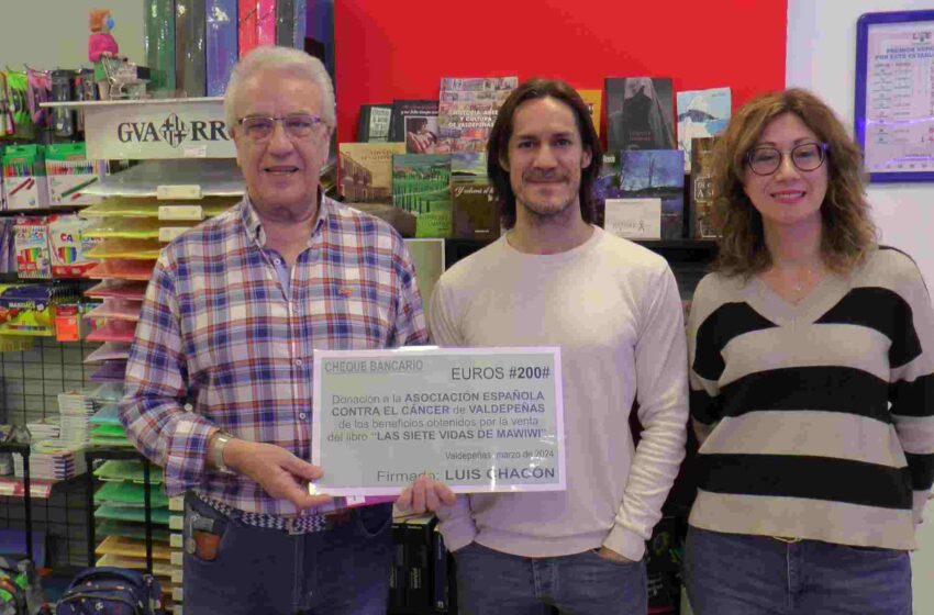  Luis Chacón dona a la AECC de Valdepeñas 200 euros del libro ‘Las siete vidas de Mawiwi’