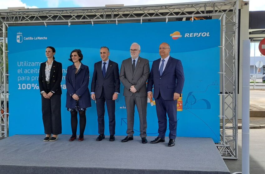  El Gobierno regional y Repsol llevan a la práctica su alianza con la inauguración del primer punto de recogida de aceite doméstico en Puertollano