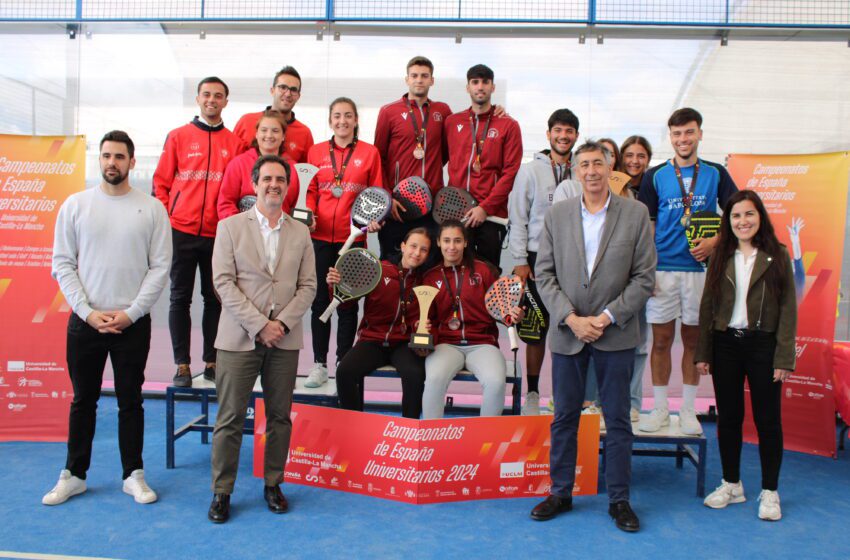  José Caro entrega trofeos a los equipos ganadores del Campeonato de España Universitario de Pádel