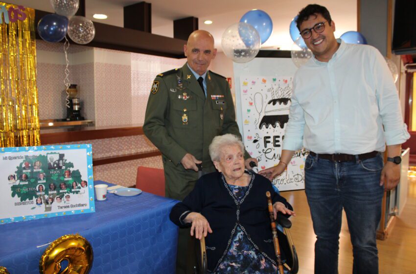  EL Delegado provincial de Bienestar Social felicita a Teresa Cuchillero en su 102 cumpleaños en el Centro de Estancias Diurnas II