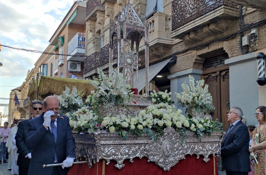  Valdepeñas engalana su procesión del Corpus Christi con la participación de los vecinos.