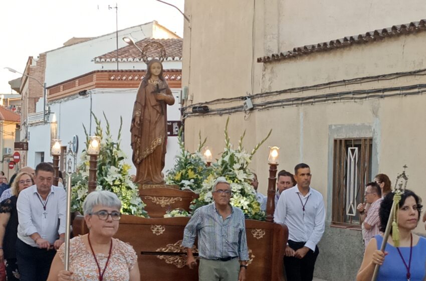  Procesión de la venerada imagen de Santa María Magdalena por las calles del barrio