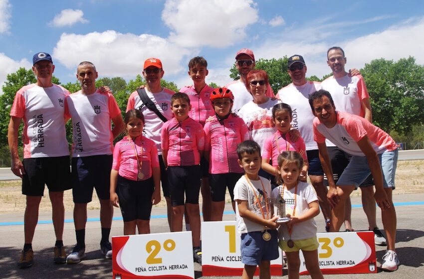  Emoción en el Velódromo de Mota del Cuervo: Escuelas de ciclismo se preparan para el Campeonato de España.