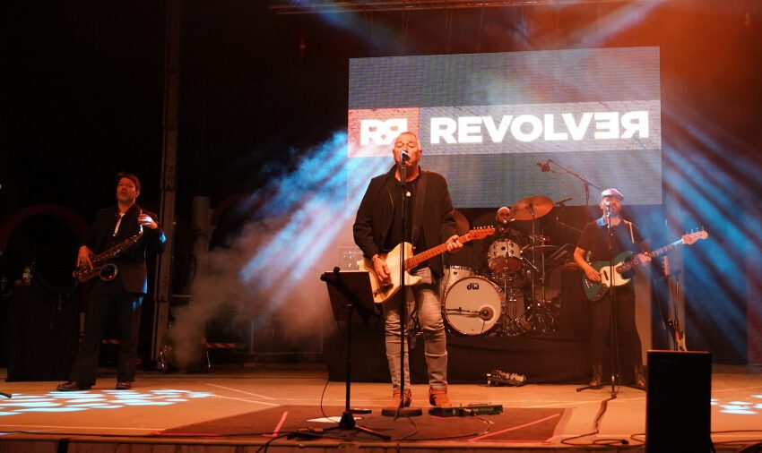  La gran actuación de “Revólver” en Villarta de San Juan pone fin a los Conciertos en Espacios y Lugares Emblemáticos organizados por la Diputación de Ciudad Real