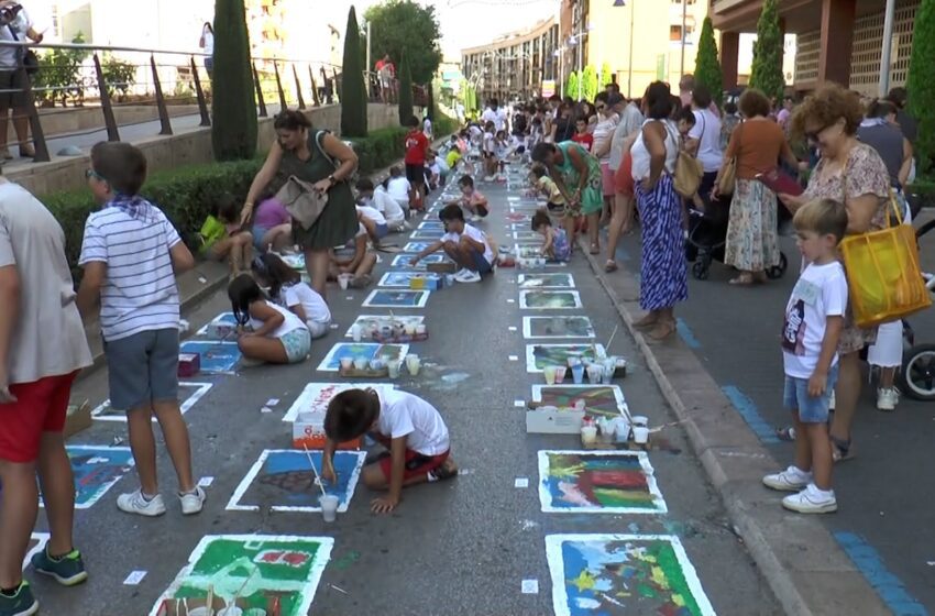  La Avenida 1º de Julio se convierte en un lienzo gigante durante el Concurso de Pintura en el Asfalto de Valdepeñas.