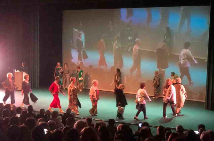  Valdepeñas celebra el Día de las Personas de Edad con desfile de moda, teatro y un homenaje