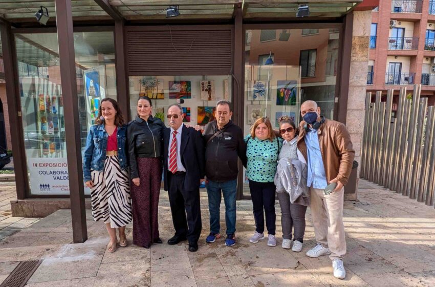  Una exposición de pintura conmemora el Día de la Salud Mental en Valdepeñas