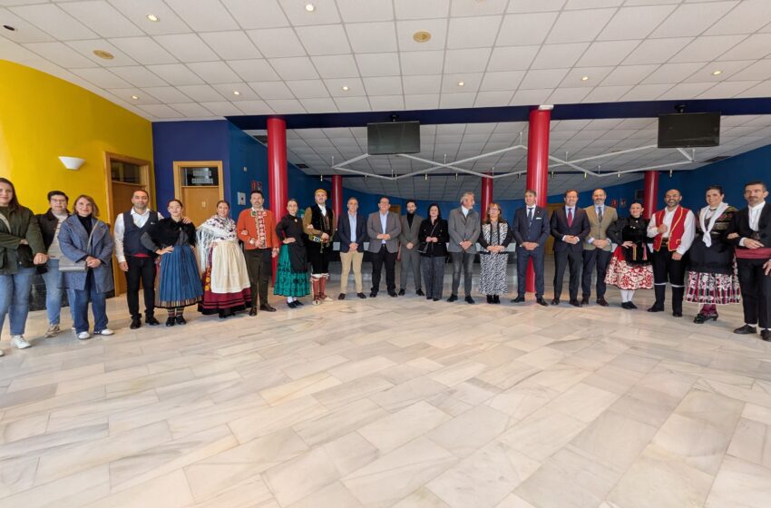  El alcalde de Valdepeñas afirma que “el folclore es el que ha dado señas de identidad a las regiones”