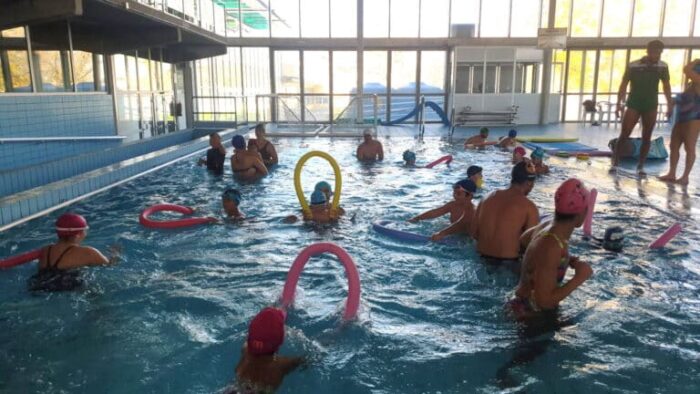  Los clubes de waterpolo y natación de Valdepeñas participan en la yincana inclusiva junto a las escuelas deportivas y Neurodiversos CLM