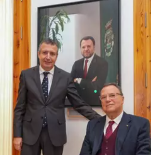  La pintora valdepeñera Cristina Megía presenta el retrato del ex presidente de la Diputación de Sevilla