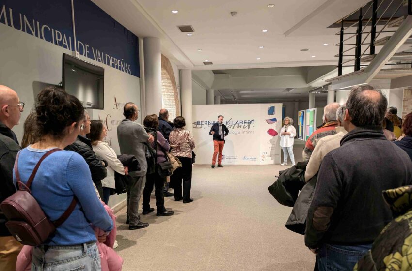  El pintor Bernabé Gilaber realiza una visita guiada a su exposición «Arqueología íntima»