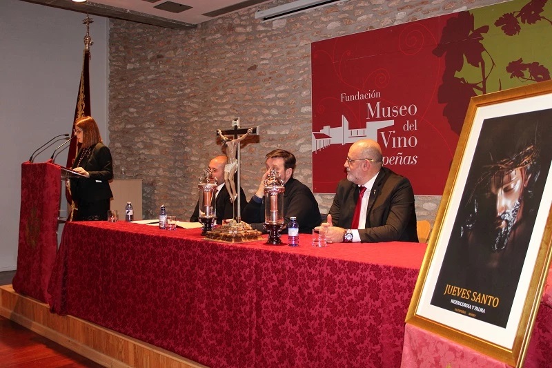  La Hermandad de Misericordia y Palma presenta el cartel del Jueves Santo 2025 en un acto concurrido en el Museo del Vino.