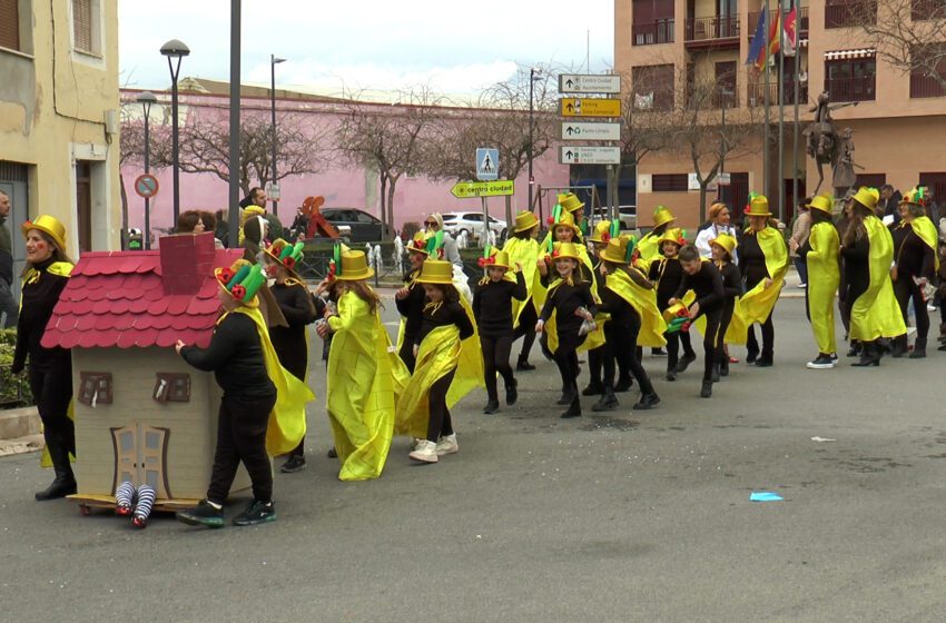  El Carnaval Escolar llenó las calles de Valdepeñas de color y creatividad