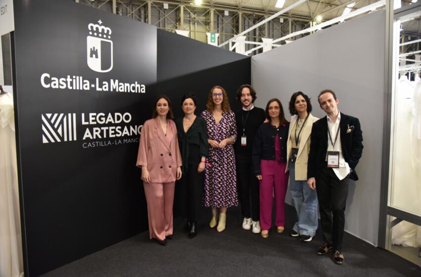  El Gobierno de Castilla-La Mancha celebra el éxito de la diseñadora Raquel López en la Barcelona Bridal Fashion Week, junto a artesanas y artesanos de la región