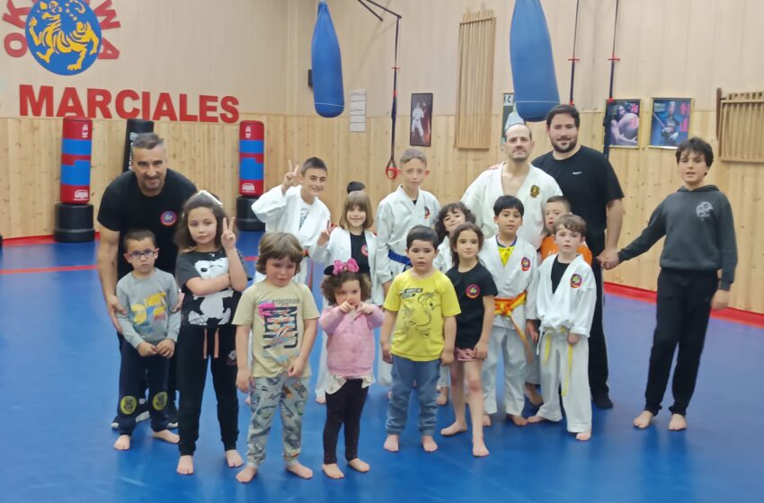  El IES Gregorio Prieto celebra un Mercadillo Solidario a beneficio de Neurodiversos C-LM en Valdepeñas