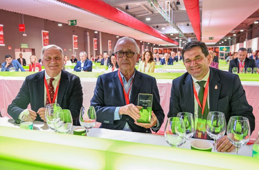  Valverde entrega a Félix Solís el reconocimiento Magister FENAVIN y reconoce su contribución al sector vitivinícola y a la provincia de Ciudad Real