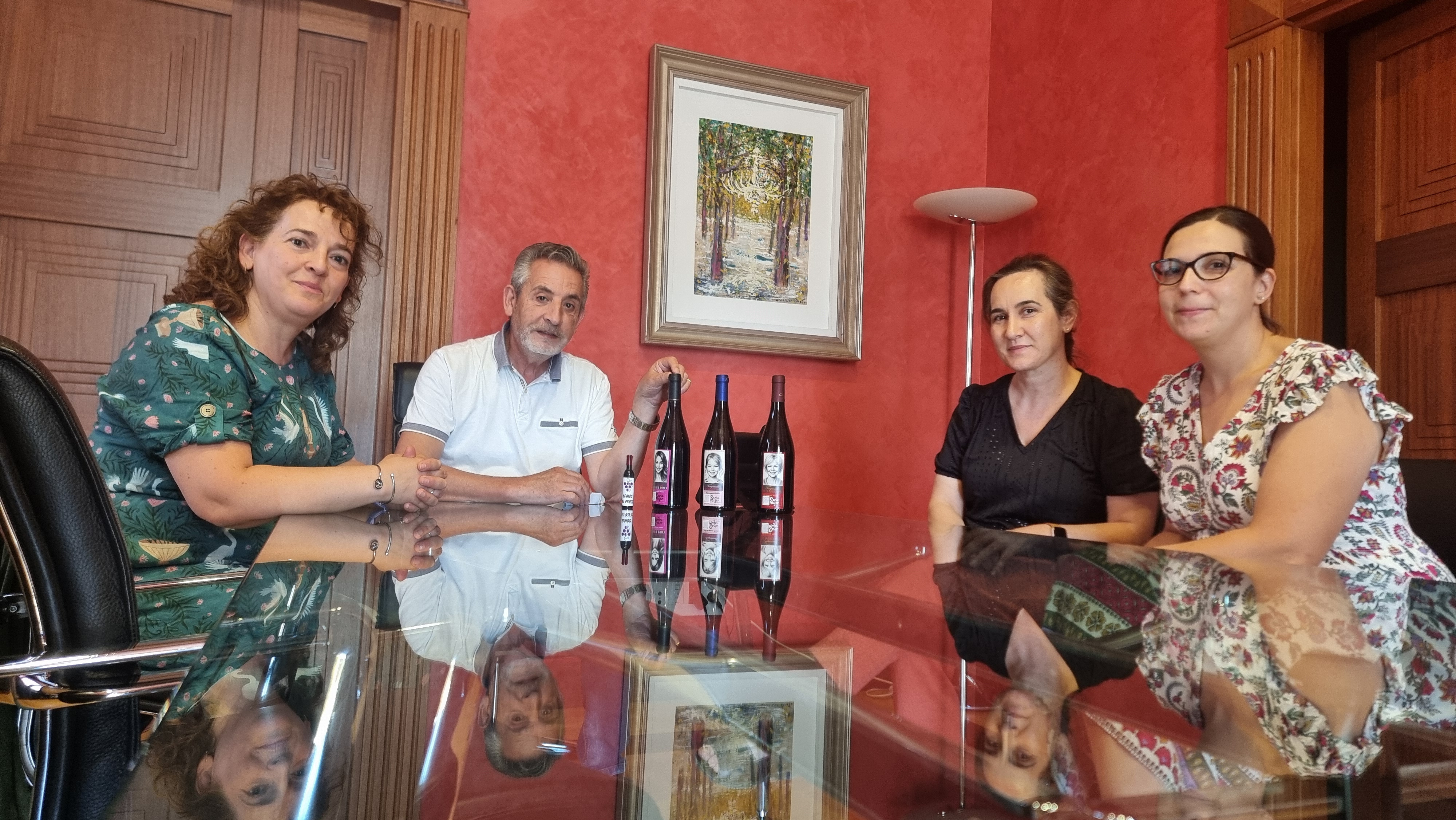  Martín conoce el proyecto formativo de elaboración de vino del IES Gregorio Prieto de Valdepeñas
