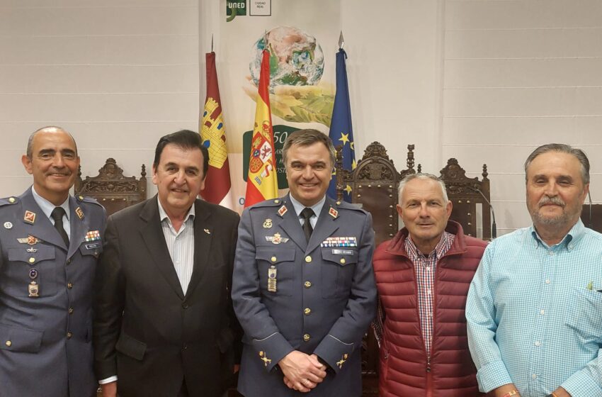  El piloto de aviación con ascendencia valdepeñera, Juan Sánchez, ascendido a General de División
