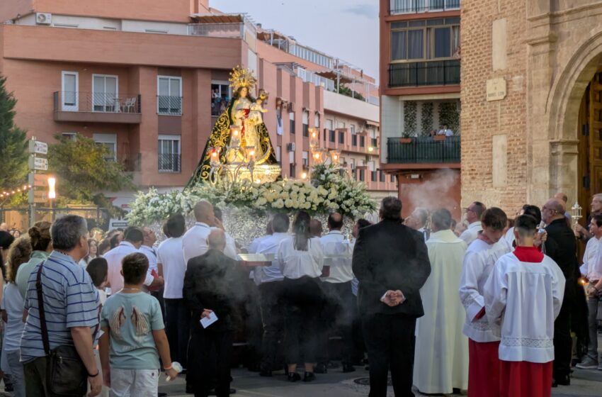 La Virgen de la Cabeza recorre las calles de Valdepeñas junto a sus habitantes.