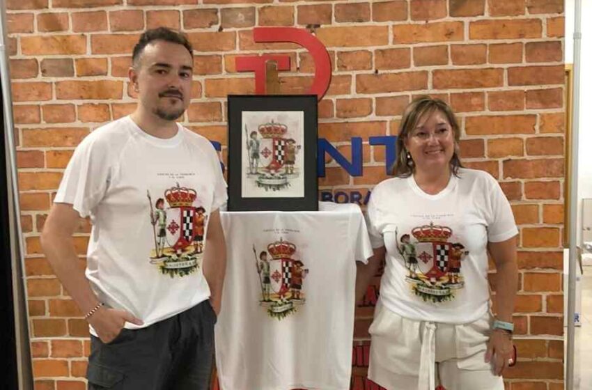  El escudo de Valdepeñas protagonista en la camiseta de Dis-Tinta y Chema del Fresno para las Fiestas de la Vendimia y el Vino