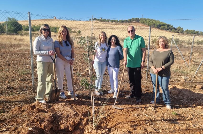  Valdepeñas visibiliza el papel de la mujer rural con una plantación simbólica junto a Afammer
