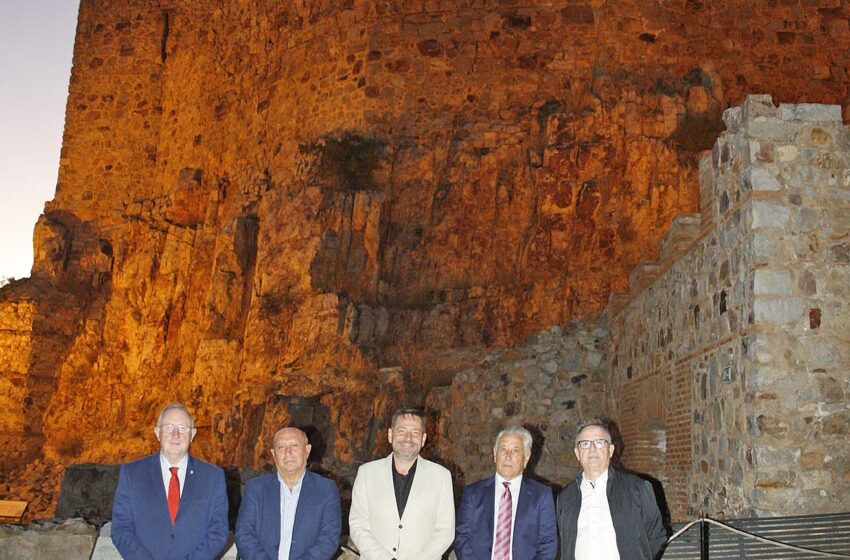  Los alcaldes de las tres sedes de la Orden de Calatrava se dan cita durante la Noche de las Velas en el castillo de Calatrava La Nueva de Aldea del Rey