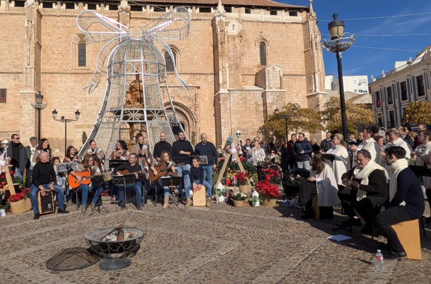  Valdepeñas celebra la VIII Zambombá Rociera en la Plaza de España