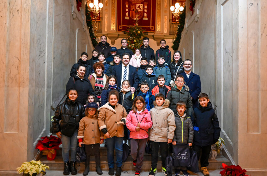  Valverde recibe a monaguillos del Campo de Calatrava en el Palacio Provincial.