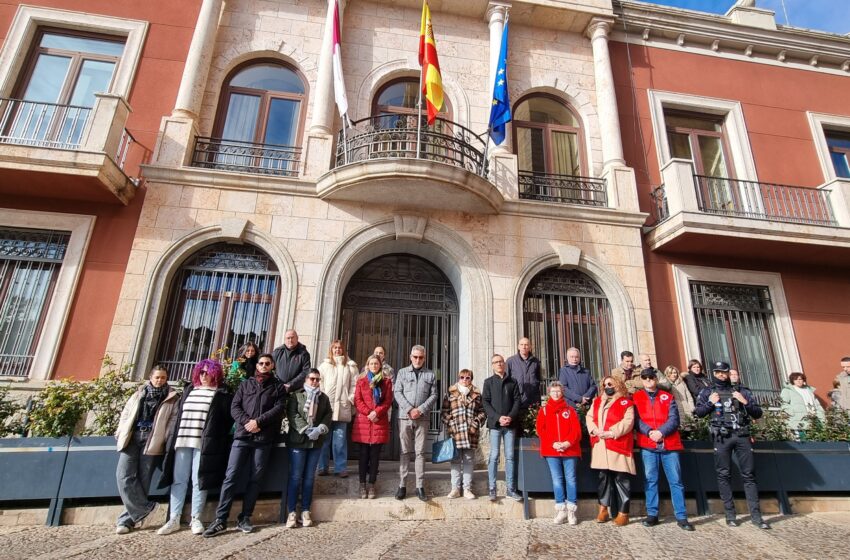  Valdepeñas rinde homenaje a las víctimas del accidente de Adamuz con un minuto de silencio