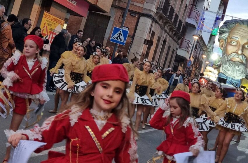  Valdepeñas vivirá un desfile histórico con 2.200 personas en su XLIV Concurso de Carrozas y Comparsas