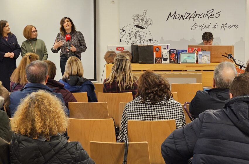  El Ayuntamiento de Manzanares entregó los más de 40 premios de la campaña ‘En estas navidades, compra en Manzanares’