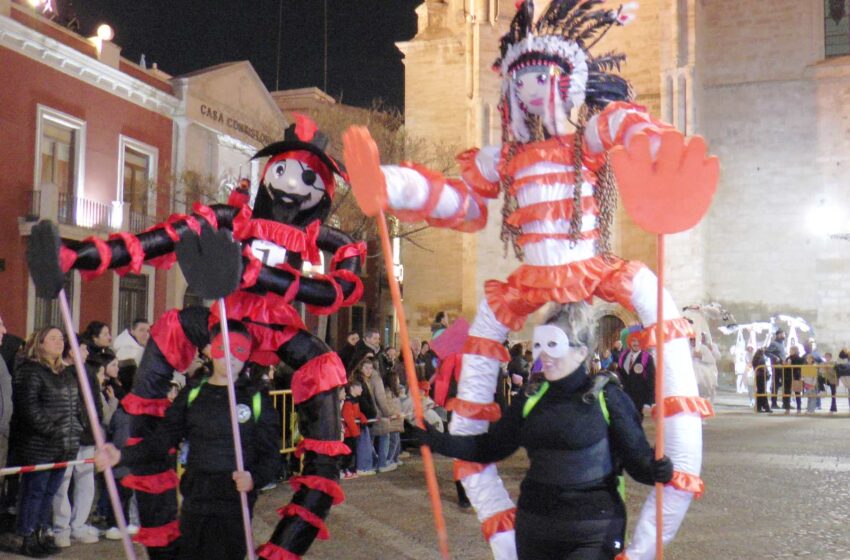  El concurso de Máscaras Callejeras le da su particular toque de color a la Plaza de España