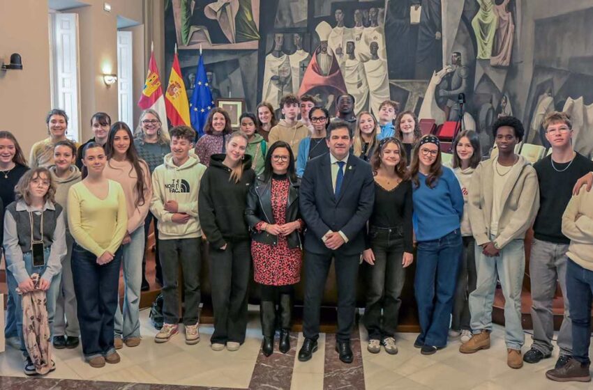 Valverde subraya durante una recepción a estudiantes franceses que “las acciones de la Diputación están bastante alejadas de la ideología y se centran en resolver problemas a los ayuntamientos”