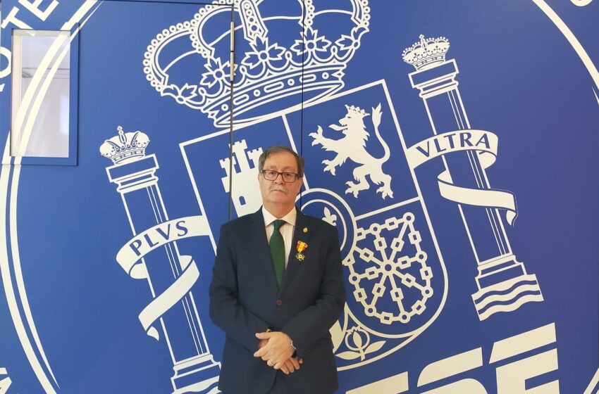  Francisco López, vicerrector de la Universidad Camilo José Cela, recibe la Medalla al Mérito en la Ciberdefensa