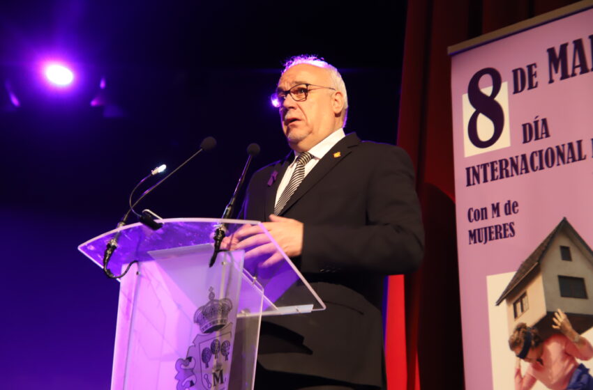  El alcalde de Manzanares entregó los Premios Igualdad 2026 a Gloria Sánchez-Carnerero Casas y a María José Camacho Miñano