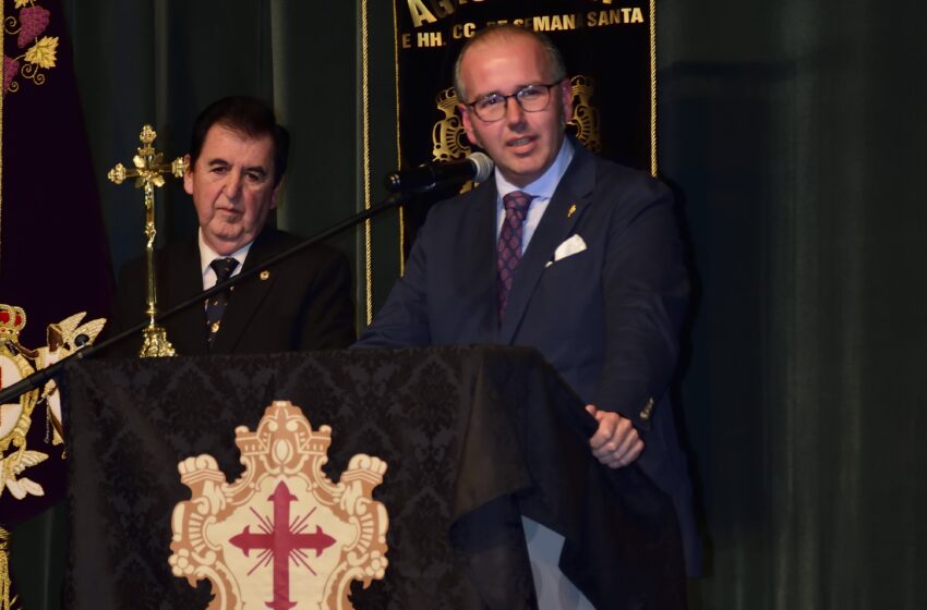  La Agrupación de Hermandades aplaude la entrega de la medalla corporativa a las cofradías, y la instalación de nuevas balconeras