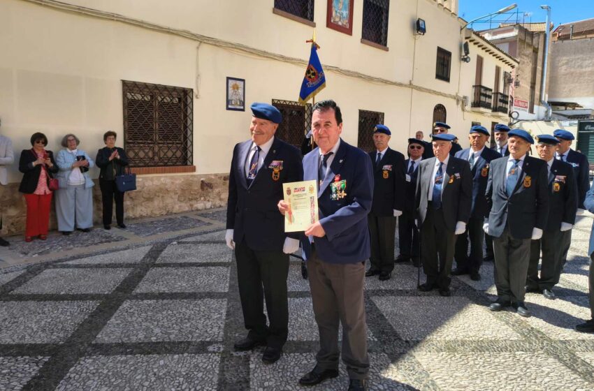  La hermandad de las Fuerzas Armadas distingue al periodista valdepeñero Ángel López Sánchez